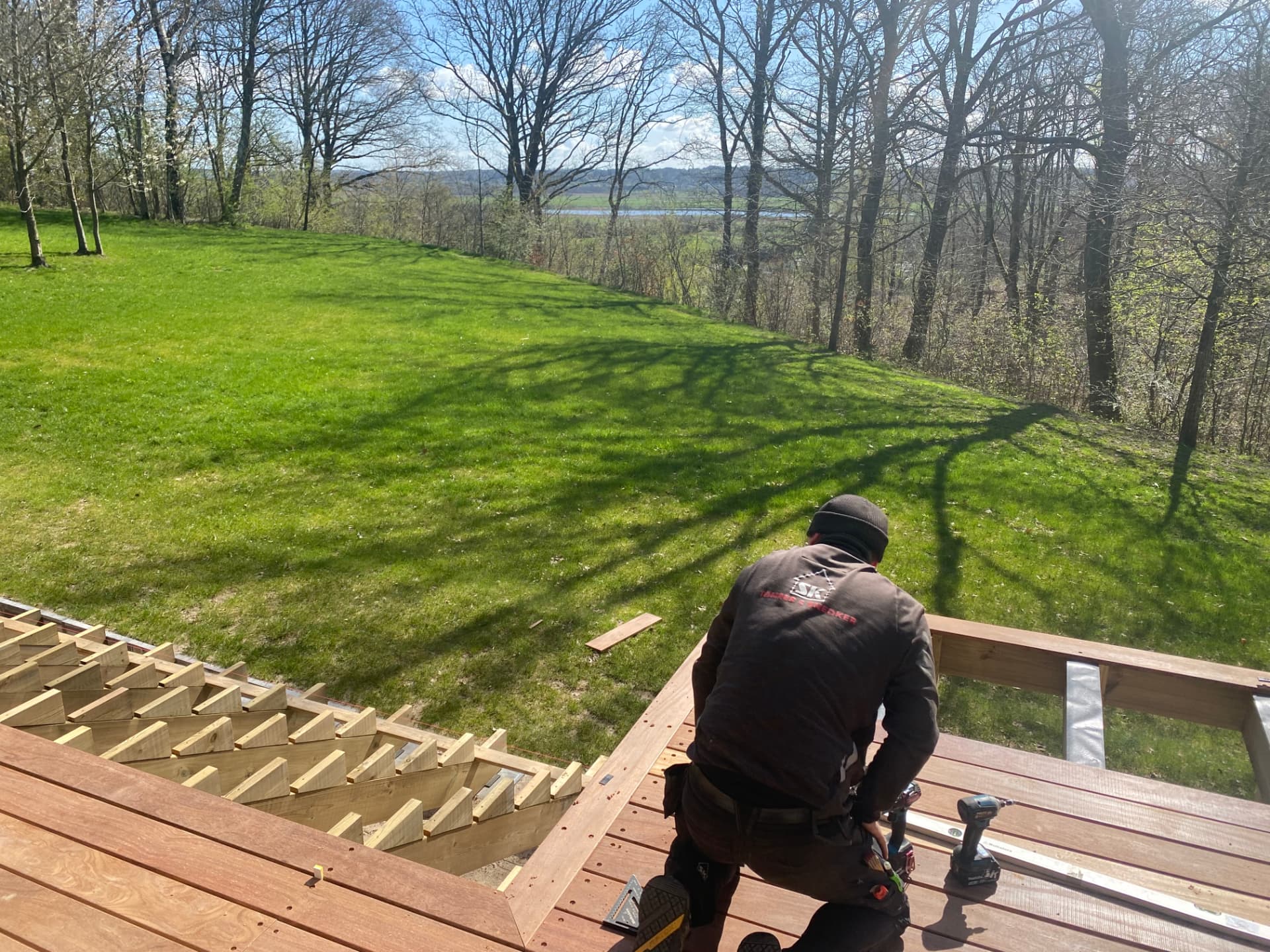 Tømrer bygger træterrasse i grønne omgivelser