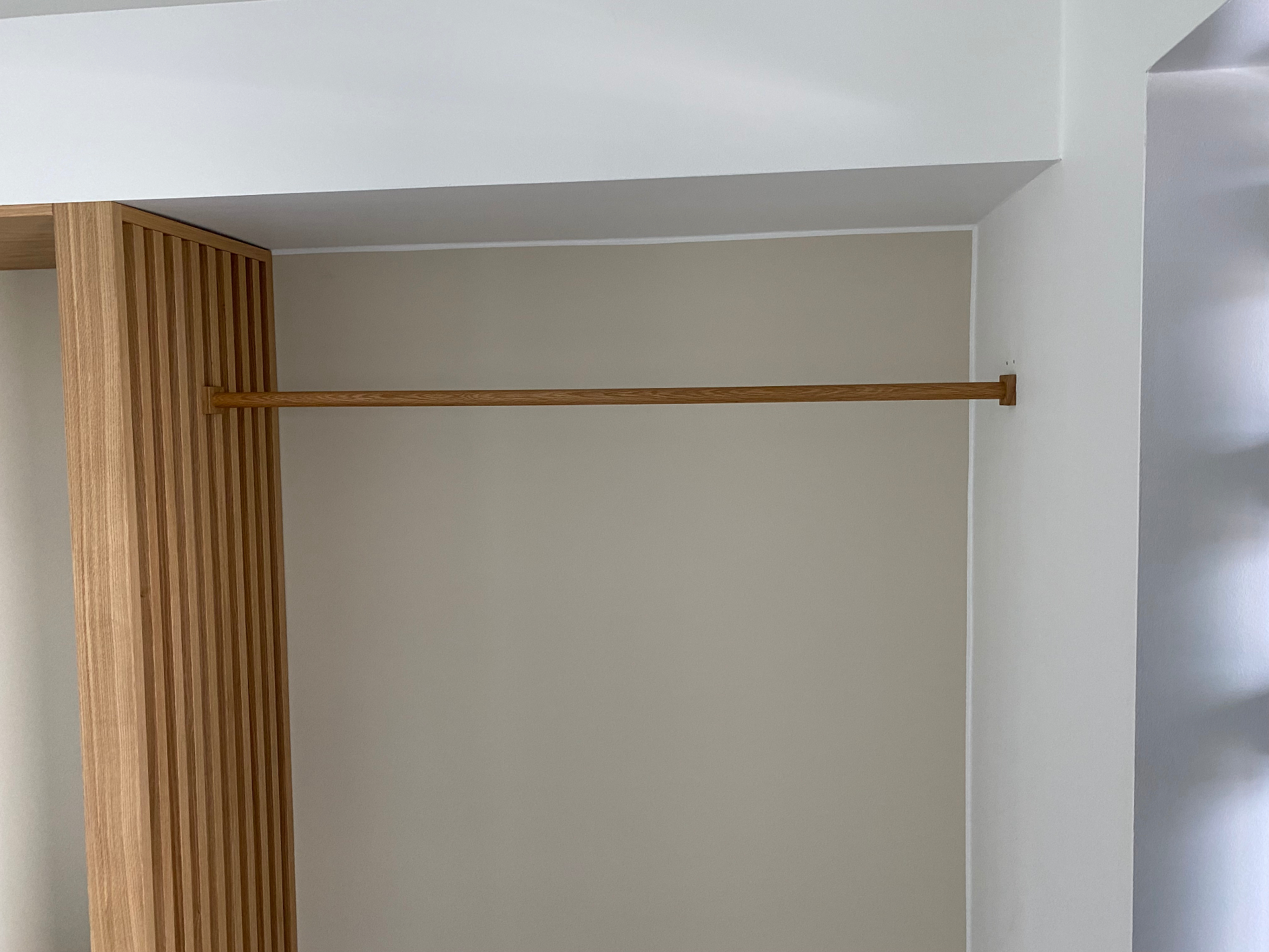 garderobe-traelameller-detalje.jpg